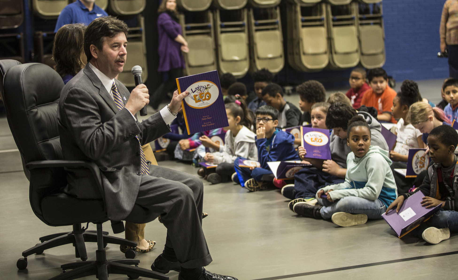 University Of North Alabama President And First Lady Provide Books For